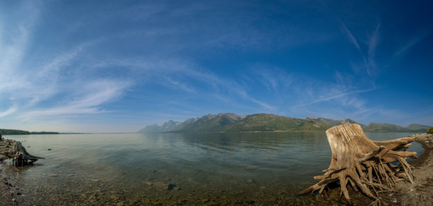 全景风景摄影，由6张照片拼接而成，展示了美国怀俄明州大提顿山脉，从黄石湖中拍摄而来。图片下载