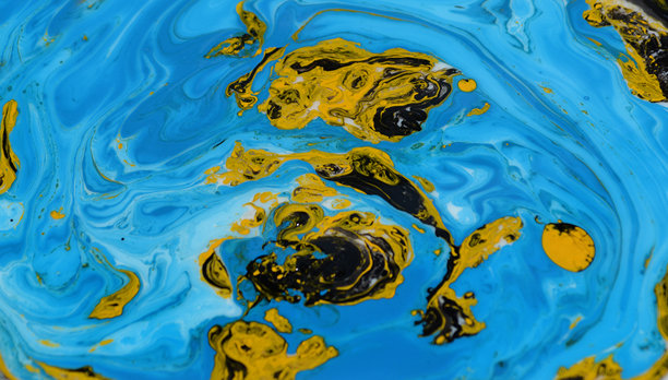 带有大理石或海洋图案的丙烯质感，黄色、黑色和蓝色背景照片。溅洒油漆的照片。水、丙烯、油和牛奶的近距离抽象色彩混合，可用作背景图像。图片下载