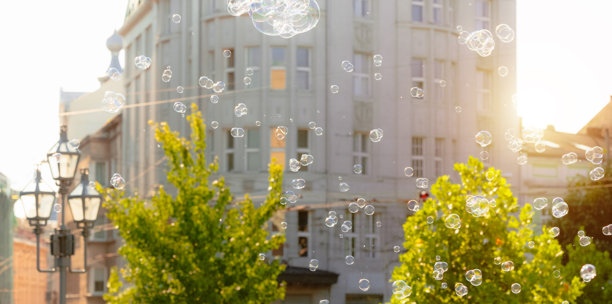 吸引人的肥皂泡，欧洲中心城市景观，模糊背景，阳光明媚，适合旅行目的的全景图片，广告图案，窄焦点概念图片下载