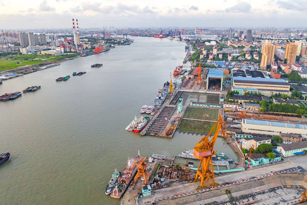 黄浦江的航拍照片，货运码头，上海，中国，亚洲。图片下载
