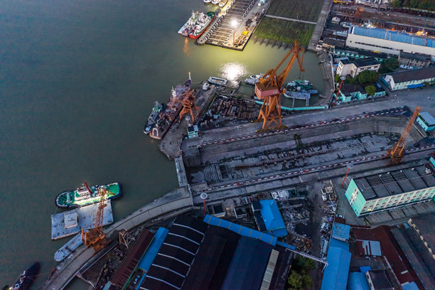 黄浦江的航拍照片，货运码头，上海，中国，亚洲。图片下载