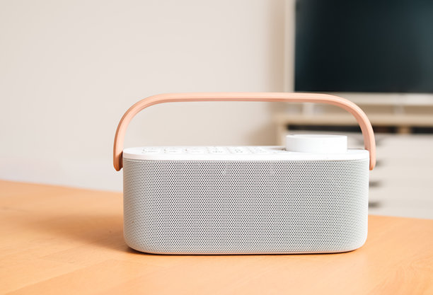 便携式电视音响或音响条位于模糊电视前。图片下载