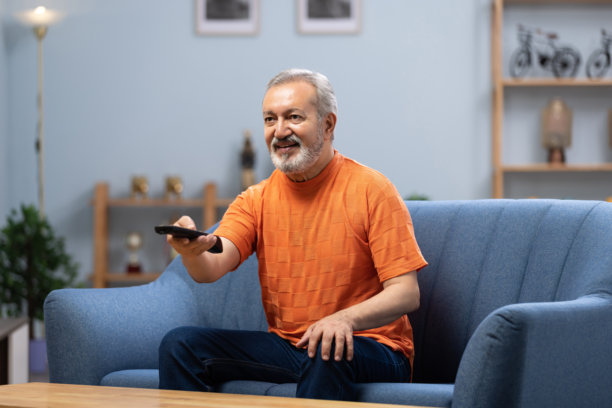 老年人在家看电视的库存照片图片下载