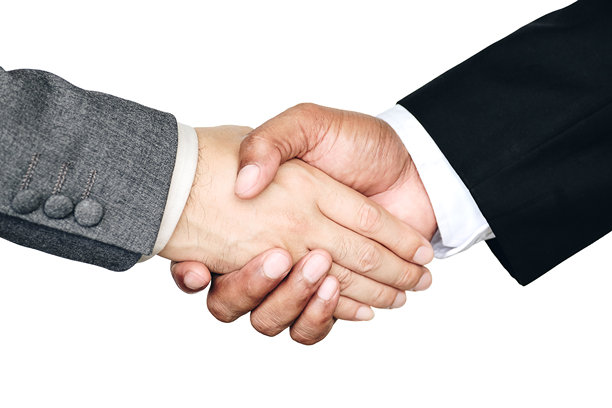 商务人士在白色背景下握手的局部照片图片下载