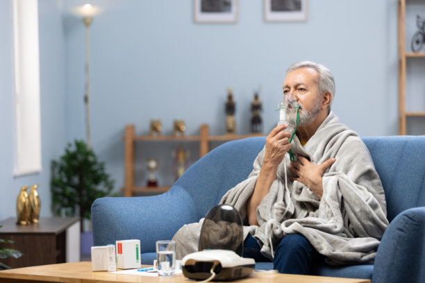 老年男人居家医疗状况照片图片下载
