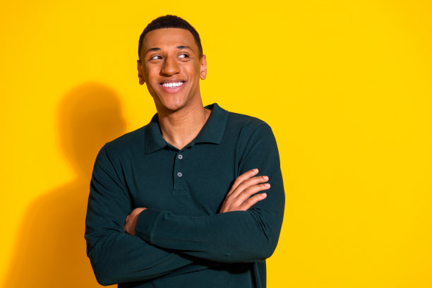 双手交叉看向空白处的时尚男士照片人像图片下载