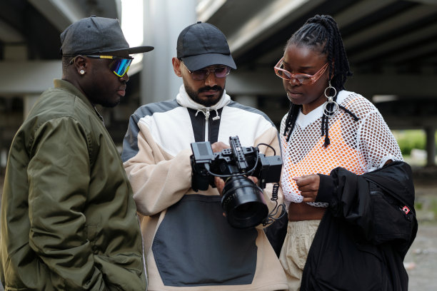 拍摄团队在户外拍摄时查看录像素材图片下载