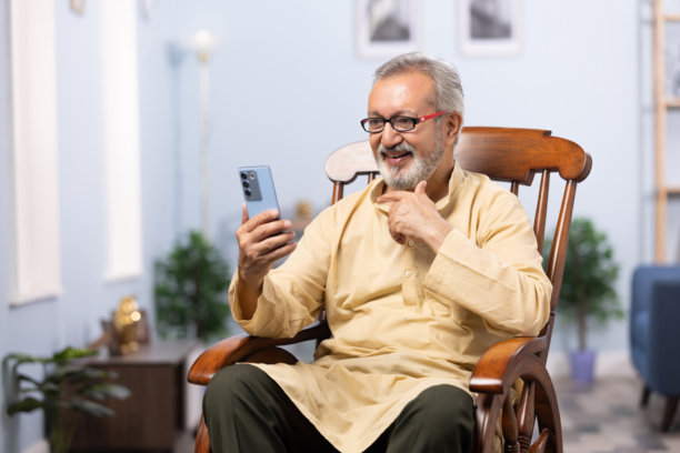 老年人在家中使用手机的照片图片下载