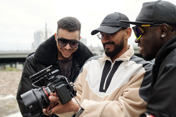 在户外使用专业相机回顾拍摄素材图片下载