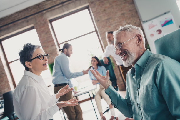 合作项目团队成员交谈沟通工作会议照片图片下载