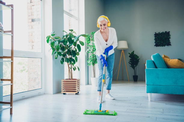 在家做家务，擦地板的快乐老年妇女照片图片下载