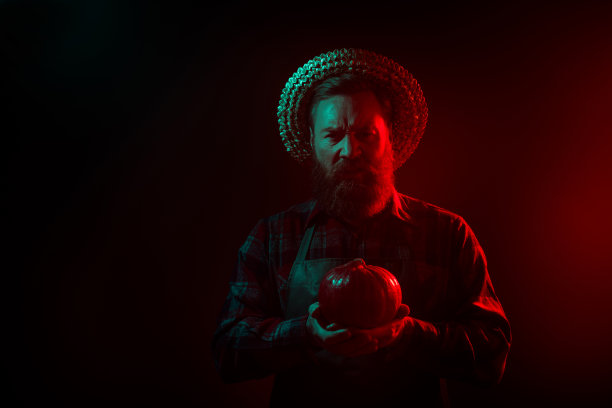 男性角色巫师在神秘阴暗的背景下庆祝万圣节派对的照片图片下载