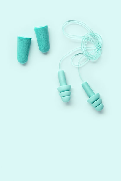 不同耳塞的极简单色构图，舒适的硅胶和橡胶耳塞串在一起，防噪音，保护听力，适合游泳、睡觉和休息。俯视平铺照片。图片下载