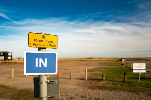 东英吉利亚（East Anglia，英国）一个大型海滨停车场入口的浅景深照片。图片下载