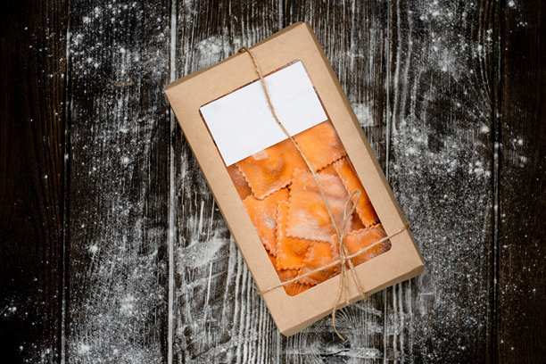 彩色新鲜南瓜饺子包装，带有空白区域用于放置标志，盒子设计的样机图片下载