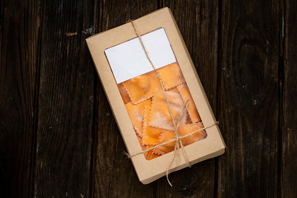 彩色新鲜南瓜饺子包装，带有空白区域用于放置商标，盒子设计的样机图片下载