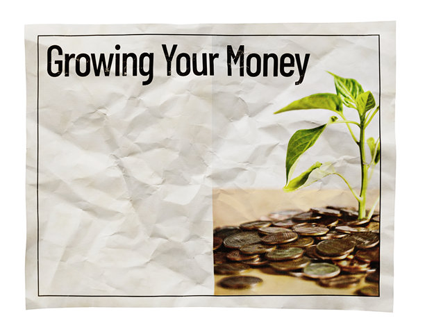 增长你的财富：报纸剪辑，留有空白空间，照片中有一株幼苗从一堆硬币中生长出来图片下载