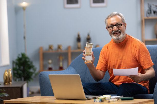 在家中使用笔记本电脑的老年男性股票照片图片下载