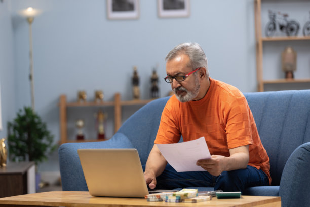 在家使用笔记本电脑的老年男性股票照片图片下载