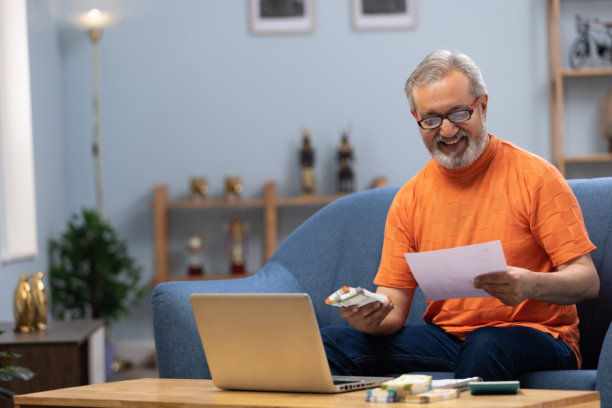 在家中使用笔记本电脑的老年男性股票照片图片下载