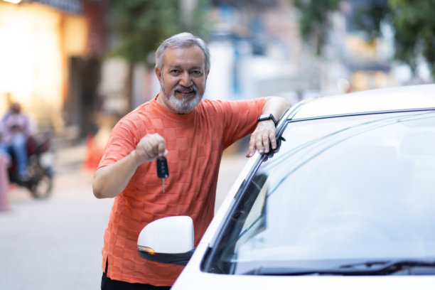 老年人与汽车的库存照片图片下载
