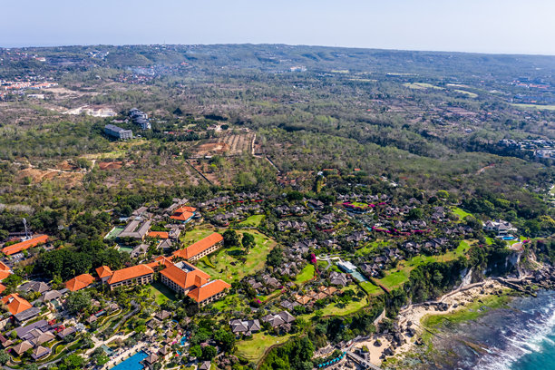 印度尼西亚巴厘岛海岸线的航拍照片，包括岛屿、海洋和悬崖酒店。图片下载