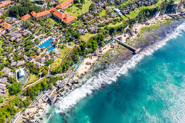 印度尼西亚巴厘岛海岸线的航拍照片，包括岛屿和海洋，悬崖酒店。图片下载