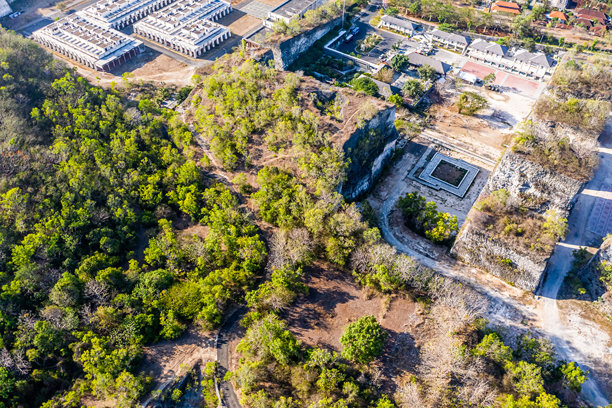 印度尼西亚巴厘岛城市天际线的航拍照片，包括岛屿、海洋和海岸线。图片下载