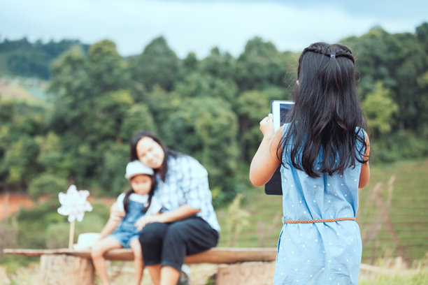 女孩从背后拍摄母女在公园的照片图片下载