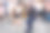 诺丁山狂欢节。伦敦 candid 照片 2022。街头狂欢者享受生活。两位节日参与者在街上与旁观者一起跳舞。图片下载