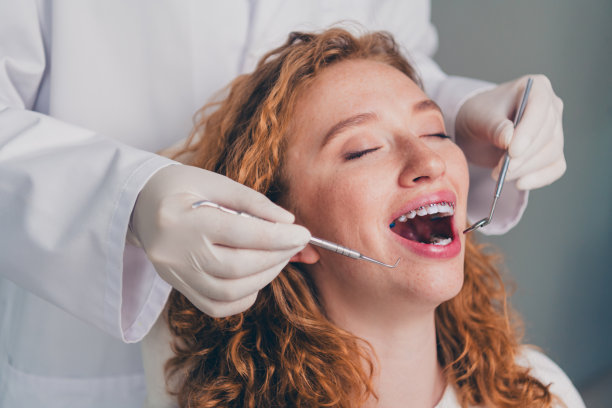 专业牙医在诊所检查患者的牙齿照片图片下载