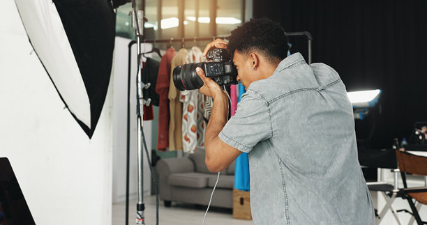 摄影、时尚与创意，男士在工作室为杂志制作，后台和服装搭配。艺术家、拍摄和摄影师与电商目录中的人物，拍摄和图片。图片下载