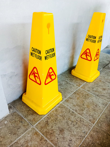 湿滑地面警告锥标志的照片图片下载