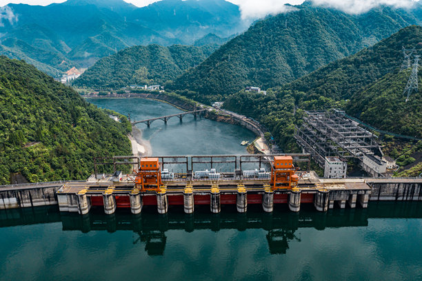 中国浙江省杭州市建德市新安江水电站的航拍照片，千岛湖。图片下载
