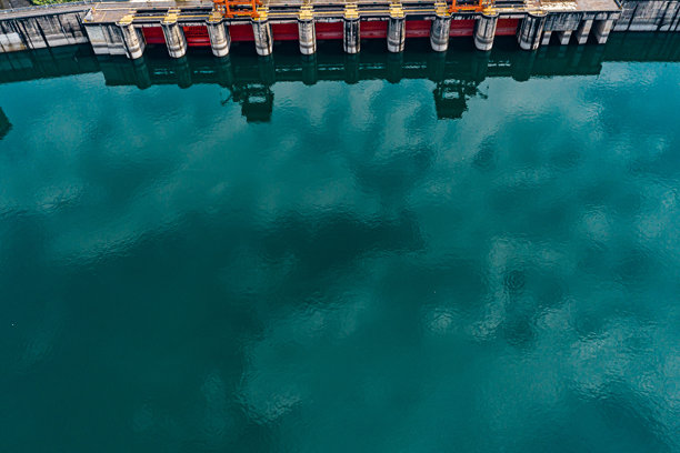 中国浙江省杭州市建德市新安江水电站的航拍照片，千岛湖。图片下载