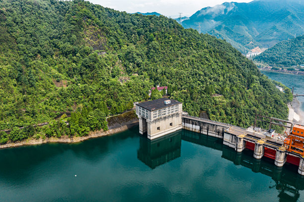 中国浙江省杭州市建德市新安江水电站的航拍照片，千岛湖。图片下载