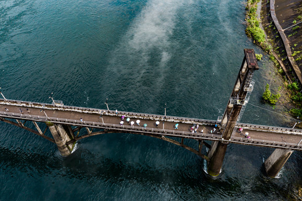 中国浙江省杭州市建德市新安江水电站的航拍照片，千岛湖。图片下载