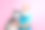 穿着蓝色制服、脖子上挂着听诊器的和蔼老医生与哈士奇犬在粉色背景下的全身照片图片下载