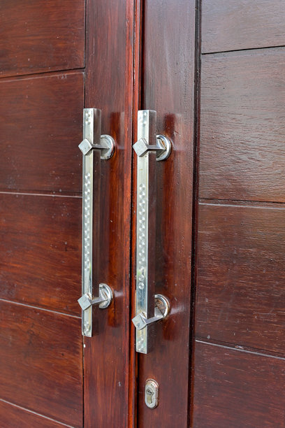 一扇通往现代住宅的双扇木门照片图片下载