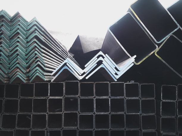 方管产品组 建筑钢材产品，如黑色钢管，图片创意，钢材产品示例，金属仓储行业，送达客户手中图片下载