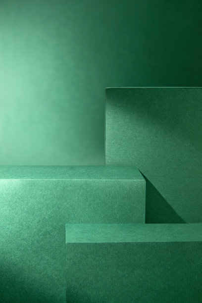 高质量的库存照片，完美展示产品或品牌目标，三个不同大小的绿色讲台在简约的绿色背景下排列成一组。图片下载