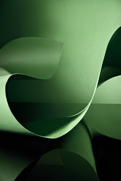 在深绿色背景上，一条绿色纸带扭曲流动，形成美丽的波浪状图案，这个高质量的图片模板留有展示文本和产品的空间。图片下载