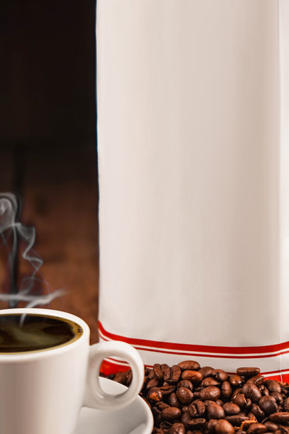 白色陶瓷杯、包装与咖啡豆特写，咖啡店主题竖版照片图片下载