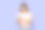 女性手持平板电脑，阅读新闻或观看照片，面带微笑地看着屏幕。图片下载