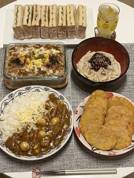 餐桌上的韩国美食。非常适合用于照片插图、文章或任何烹饪内容。图片下载