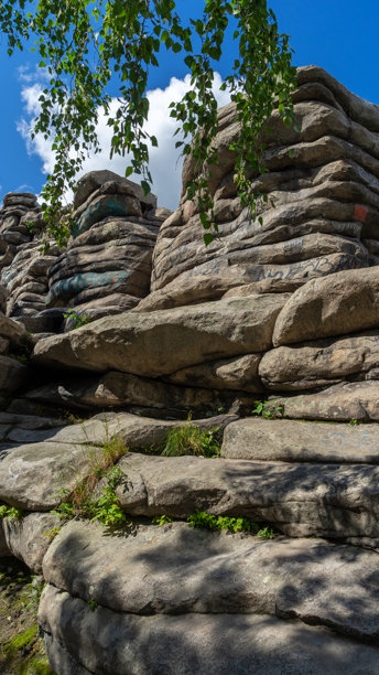 阳光明媚的夏日，恶魔山堡群。俄罗斯斯维尔德洛夫斯克地区伊塞特村的伊塞特公园。徒步旅行和散步。竖版图片图片下载