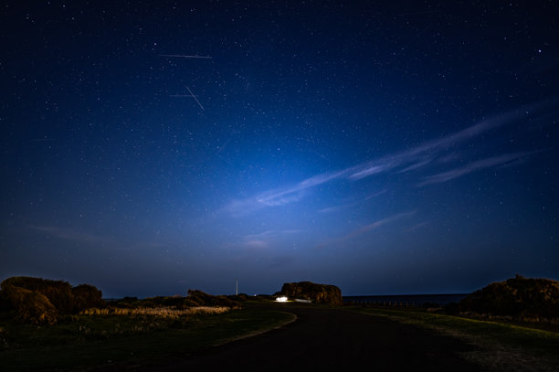 这张照片是在基阿马海边拍摄的，展现了夜景和星空。图片下载