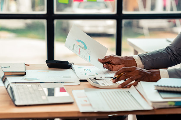 与会计基金经理会面，规划质量改进，咨询团队，分析股市，投资，检查文件，核对账户，特写照片。图片下载