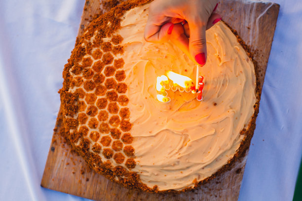 这张照片展示了一款自制蛋糕，蛋糕的一半采用蜂巢状设计，使用金棕色的面包屑模仿这种图案。图片下载