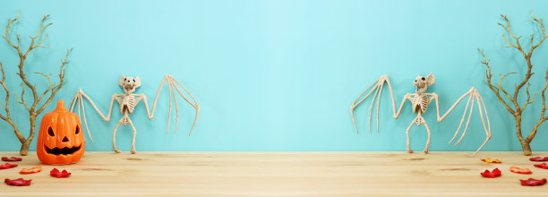 万圣节的假日图片。木桌上的南瓜。图片下载